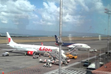 طائرات في مطار إندونيسيا