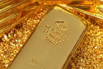 الذهب ينخفض والفضة تقلّص مكاسبها مع صعود الدولار
