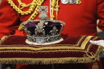 الهند تتنازل عن نصيبها من تاج الملكة إليزابيث