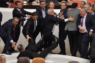 شجار عنيف بين النواب داخل البرلمان التركي