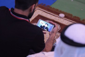 بحرانيون يتابعون كلمة السيد حسن نصر الله عبر الهاتف