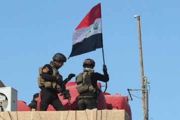 رفع علم العراق على مبنى المجمع الحكومي في الفلوجة