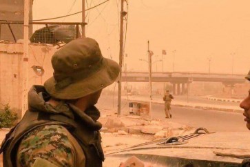 جنود من الجيش العراقي امام جسر الموظفين في الفلوجة