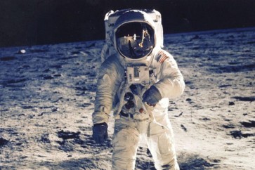 رائد الفضاء الأميركي نيل أرمسترونغ يمشي خطواته الأولى على سطح القمر