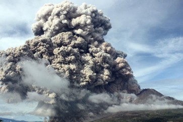 ثوران بركاني يؤدي الى اغلاق مطارين في اندونيسيا الواقعة جنوب شرق آسيا، وإلغاء رحلات متوجهة الى جزيرة بالي السياحية