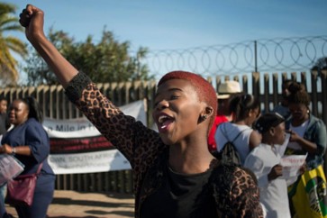 متظاهرة ضد العنف ضد النساء بجنوب إفريقيا