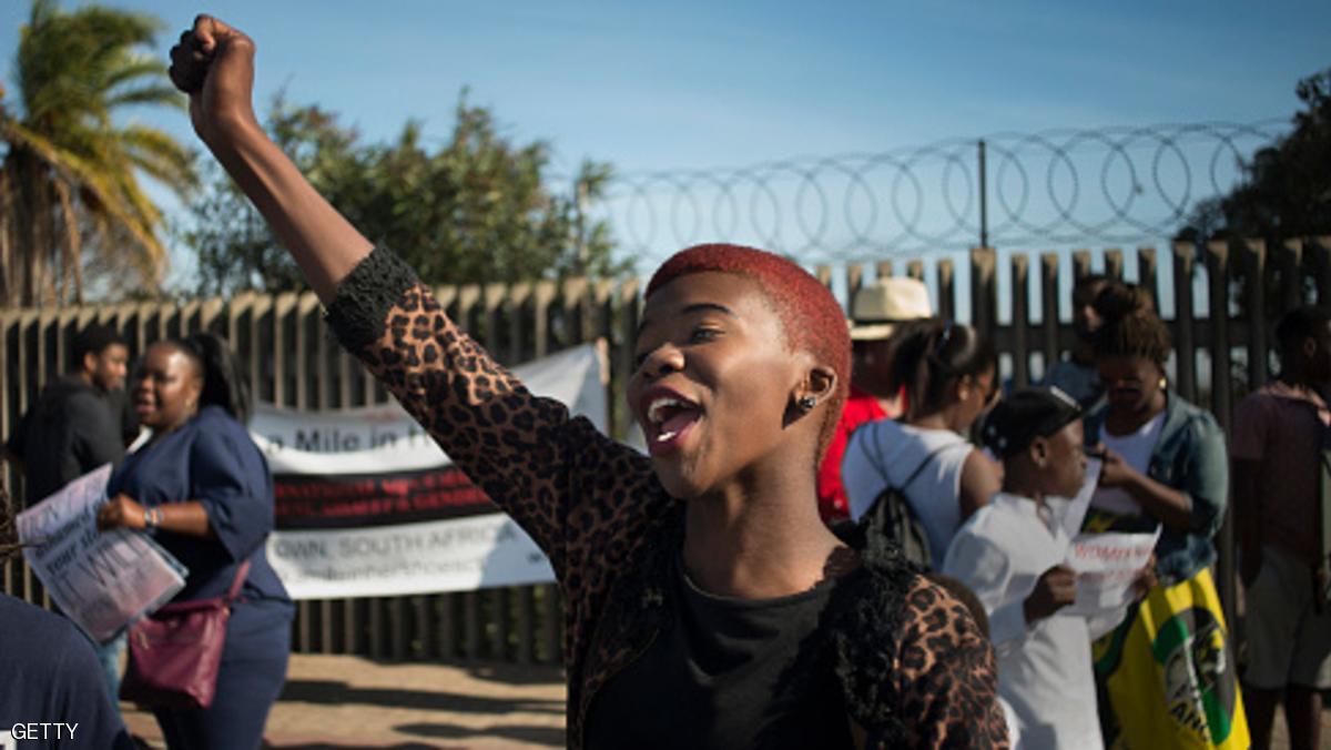 متظاهرة ضد العنف ضد النساء بجنوب إفريقيا