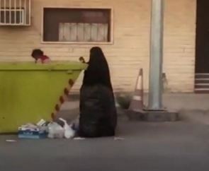 امرأة سعودية تنبش بالقمامة بحثاً عن الطعام بالرياض