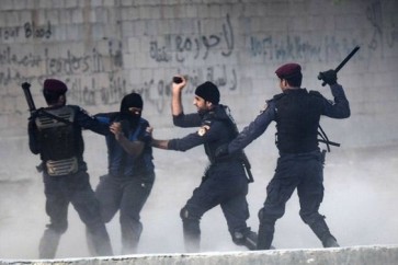 الشرطة البحرينية تعتدي على متظاهر بالضرب ..صورة من الآرشيف