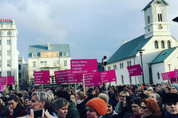 نساء إيسلندا يطالبن بمساواتهن مع الرجال في الأجور