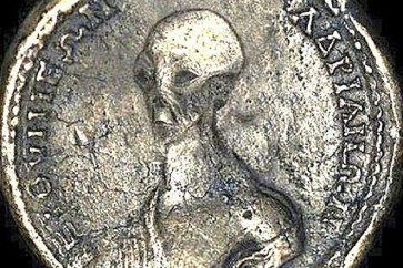 يظهر على بعض القطع النقدية التي عثر عليها في إحدى البلدات المصرية نقش لصور رجل فضائي برأس أصلع، بالإضافة إلى نقوش لمركبات فضائية.