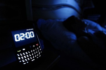 استخدام الهاتف المحمول بعد إطفاء الأضواء يسبب المزيد من الأرق