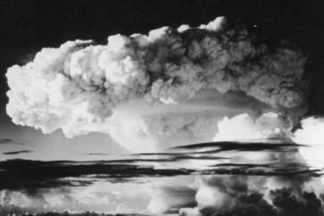 دخان كثيف في السماء بعد تفجير أحد القنابل الهيدروجينية عام 1954