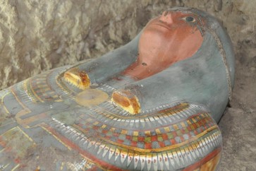 العثور على مومياء فرعونية لـ "خادم البيت الملكي" عثر باحثون إسبان على مومياء في مقبرة فرعونية بمدينة الأقصر الأثرية جنوبي مصر، الأحد، وقالوا إن المومياء كانت سليمة تماما. ونقل بيان وزارة الدولة المصرية لشؤون الآثار عن رئيسة الباحثين مريام سيكو:" المومياء التي عثر عليها داخل تابوت وملفوفة بالكرتوناج (جبس مع كتان) الملون، سليمة تماما". وأضافت سيكو: "وجدت نقوش على جدران المقبرة تشير إلى أن المقبرة تعود إلى شخص يدعى (أمن إير نف) حامل لقب خادم البيت الملكي"، وفق ما أوردت وكالة "فرانس برس". والمقبرة التي عثر فيها على المومياء تعود إلى عصر الانتقال الثالث (1075-664) قبل الميلاد، وتقع بالقرب من معبد "ملايين السنين". وكانت البعثة عثرت على المقبرة إلى جانب الجدار الجنوبي للمعبد الذي يعود للملك تحتمس الثالث من الأسرة الـ18 (1550 -1291 قبل الميلاد). وقال رئيس قطاع الآثار الفرعونية محمود عفيفي إن "غطاء الكرتوناج زخرف بمجموعة من الرموز الدينية الفرعونية ومن بينها الآلهتان الحاميتان إزيس ونفتيس وهما تفردان أجنحتهما إلى جانب أبناء حورس الأربعة". وسيتم الإعلان عن الكشوفات الجديدة في المقبرة فور انتهاء البعثة الإسبانية من العمل.