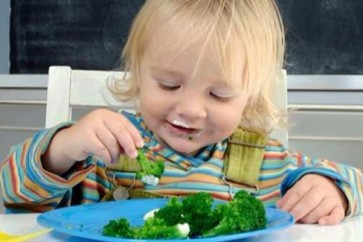 طفل يأكل البروكولي