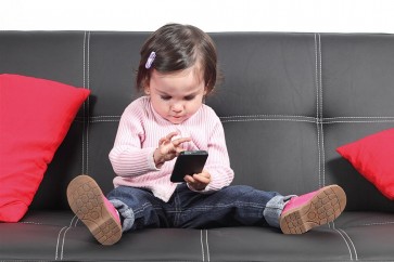 إفراط الأطفال في استخدام الهواتف الذكيّة قد يضرّ بأعينهم