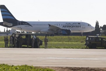 Maltese troops survey a hijacked Libyan Afriqiyah Airways Airbus A320 on the runway at Malta Airport, December 23, 2016. REUTERS/Darrin Zamit-Lupi   MALTA OUT