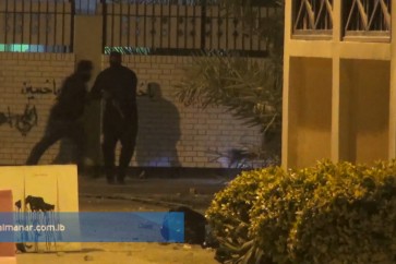 فرار قوات الأمن البحرينية من امام المواطنين في الدراز
