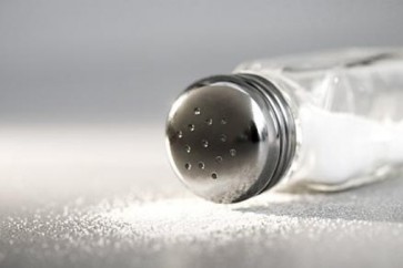 أكثرية البالغين يتناولون كميات من الملح تفوق تلك الموصى بها والمحددة بغرامين كحد أقصى يومياً