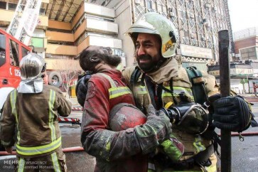 رجال اطفاء في ايران يبكون على زملائهم بعد انهيار برج بلاسكو في طهران