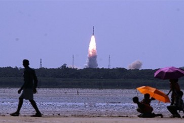 الهند تطلق أكثر من مئة قمر صناعي في وقت واحد