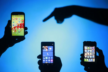 يبدو أن الشباب أكثر قلقا حيال فقدان هواتفهم الذكية
