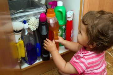 لتجنب خطر التسمم، ينبغي حفظ مواد التنظيف بعيدا عن متناول أيدي الأطفال
