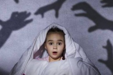طفلك يخاف من الظلام؟.. كيف يمكن مساعدته في التغلب عليه