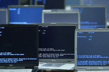 هجوم يشوش فيه متسللون على نظام كمبيوتر ويطلبون فدية لرفع التشويش عنه