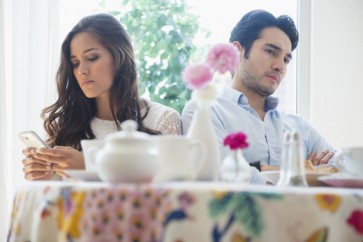 دراسة: الهواتف الذكية تشكل "كارثة" على العلاقات الأسرية
