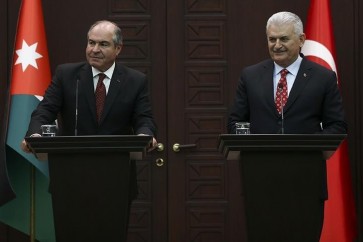 رئيس الوزراء التركي بن علي يلدريم  في مؤتمر صحفي عقده مع نظيره الأردني هاني الملقي