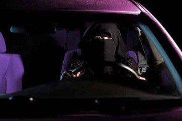 السعودية: توقيف سيدة قادت سيارتها
