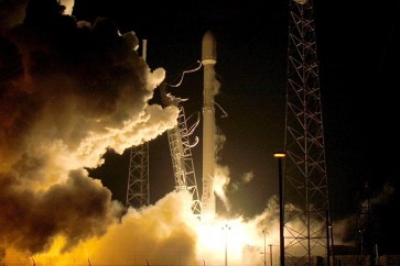 صاروخ "فالكون 9" يهبط بنجاح في المحيط الأطلسي