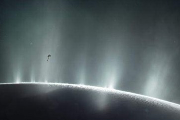 مركبة فضاء تابعة لناسا وسط أبخرة ثلجية تندفع في الفضاء من قمر إنسيلادوس