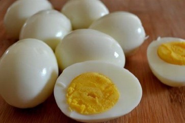 قد ينتج عن تناول البيض المسلوق بشراهة الإصابة بالتسمم الغذائي