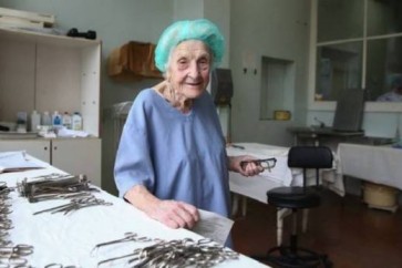 جراحة روسية عمرها 90 عاما.. أجرت 10 آلاف عملية وتواصل عملها