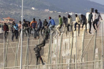 حوالي مئة مهاجر يجتازون السياج الحدودي بين المغرب واسبانيا
