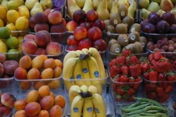 فاكهة معروضة في سوق في وسط كييف