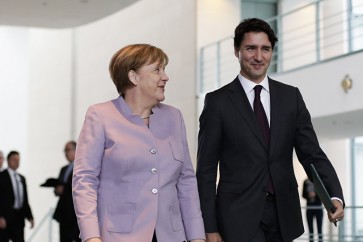 رئيس وزراء كندا يرتدي جرابين مخلتفي الألوان
