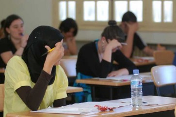 ملايين الجزائريين محرومون من الانترنت بسبب منع التلاميذ المتأخرين من الغش! يعيش الجزائريون لليوم الخامس الحرمان من الانترنت، وخاصة المحمول، بسبب لجوء السلطات إلى التشويش على شبكة الانترنت، وعلى مواقع التواصل الاجتماعي طيلة خمسة أيام، بسبب الدورة الاستثنائية لشهادة البكالوريا، بالنسبة للتلاميذ الذين تأخروا عن اجتياز الامتحانات في الدورة العادية، فتم إقصاؤهم، قبل أن يمنحوا فرصة ثانية، ولكن على حساب الملايين من الجزائريين. مرة أخرى، لم تجد السلطات حلا لمواجهة الغش المحتمل في امتحانات شهادة البكالوريا، سوى اللجوء إلى التشويش على الانترنت، رغم أن الشبكة العنكبوتية أصبحت من ضروريات الحياة، بالنسبة للشركات والأفراد، والكثير من التعاملات التجارية تتم عن طريقها، لكن السلطات وبعد عام كامل على فضيحة تسريب أسئلة بكالوريا 2016، لم تجد حلا تحارب به الغش، سوى هذا الحل السهل المتمثل في تعطيل شبكة الانترنت، وخاصة المحمول. والمصيبة بالنسبة لمستعملي الانترنت، أنهم «عوقبوا» مرتين، الأولى عند تنظيم البكالوريا العادية شهر يونيو/ حزيران الماضي، ثم عند تنظيم بكالوريا «المتأخرين» بمعنى أن الملايين من الجزائريين الذين يدفعون مقابلا للحصول على خدمــــات الانترنت وجدوا أنفسهم محرومين منه طوال خمســــة أيام من الثامنة صباحا وحتى الســــادسة مســــاء، وأحـــيانا يفرج عنها في حدود منتصف النهار، أي ما بين الفترة الصباحية والمسائية، وكل هذه المعاناة لسبب بسيط، هو أن آلافا من المترشحين لم يستفيقوا باكرا ولم يلحقوا بالامتحان الأكثر أهمية في مشوارهم الدراسي. والغريب، أن السلطات وشركات المحمول والانترنت، لم يبلغوا، كالعادة، المواطنين الجزائريين بأن شبكة الانترنت ستعرف تذبذبا، فالجميع يعرف ذلك، لكن لا أحد يصرح به، ليفاجأ مستعملو الانترنت منذ الخميس الماضي، باستحالة الدخول على الكثير من المواقع والتطبيقات، خاصة فيسبوك وتويتر وأنستغرام وفايبر وواتساب، وخاصة إذا تعلق الأمر بالانترنت المحمول، ليضطروا للانتظار حتى السادسة مساء وقت إطلاق سراح الانترنت، وتصبح تلك المواقع والتطبيقات متاحة، دون أن تقدم شركات المحمول والانترنت أي تعويض عن الضرر الذي لحق بمستعملي هذه الخدمة، خاصة الشركات والمؤسسات التي تستخدم الانترنت بشكل أساسي في تعاملاتها.