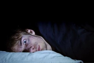 لماذا نعاني من تقطّع النوم خلال الليل؟