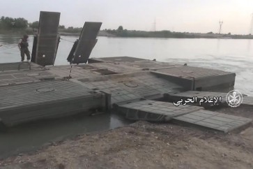الجيش السوري ينصب الجسور على نهر الفرات في دير الزور