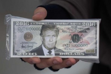 وجه ترامب على دولارات مزيفة