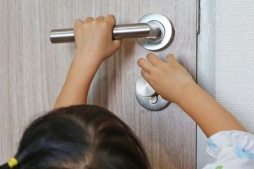 قد يؤدي إغلاق الأبواب إلى أصابات في أيادي الأطفال