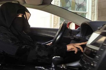 سعوديات يتحضرن للعمل كسائقات أجرة