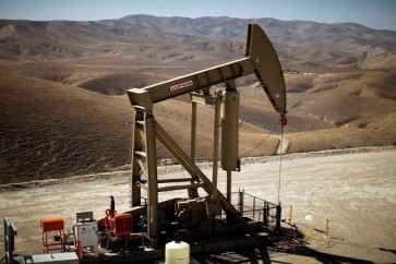 أسعار النفط تهبط مع استئناف عمل خط أنابيب والضبابية بشأن تخفيضات أوبك