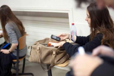 الهواتف المحمولة ستمنع في مدارس فرنسا عام 2018