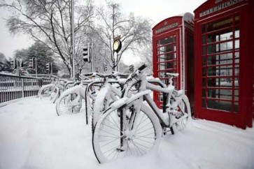 الثلوج تعوق انتظام الدراسة وحركة النقل في بريطانيا وهولندا