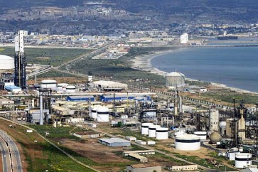 تداعيات هبوط أسعار النفط تلتهم مدخرات الجزائر المالية