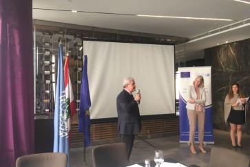 شقير: لبنان على السكة الصحيحة لحماية حقوق الانسان    رأى وزير الدولة لشؤون حقوق الإنسان أيمن شقير "أن حقوق الإنسان ركيزة أساسية في بناء المجتمعات، وأن لبنان ملتزم وملزم بتواقيعه على كل المعاهدات والمواثيق الدولية التي تعنى بهذه الحقوق".    وعقب تسليمه الشهادات لممثلي الوزارات الذين شاركوا في ورشة العمل التدريبية حول آلية إعداد التقارير الوطنية للهيئات الدولية والأمم المتحدة، أكد شقير "أن القوانين التي أقرت منذ عدة أشهر لغاية اليوم في مجال حماية حقوق الإنسان، قد وضعت لبنان على السكة الصحيحة لحماية حقوق الفرد مقابل التزامه بواجباته".